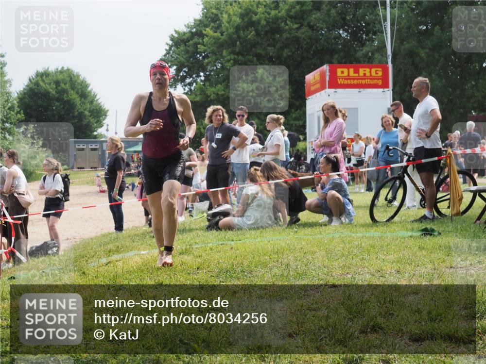 21.06.2025 - 27. Vierlanden-Triathlon KatJ http://msf.ph/oto/8034256 15.06.2025 11:17:42 Schwimmen 849, 973 meine-sportfotos.de