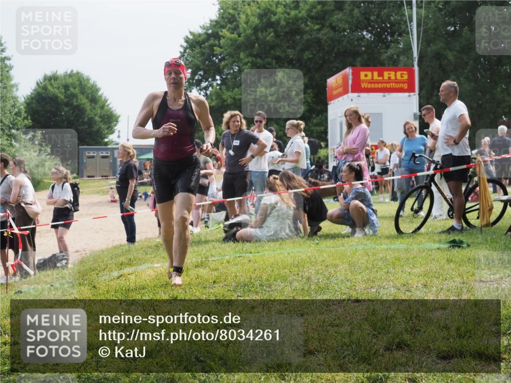 21.06.2025 - 27. Vierlanden-Triathlon KatJ http://msf.ph/oto/8034261 15.06.2025 11:17:42 Schwimmen 849, 973 meine-sportfotos.de