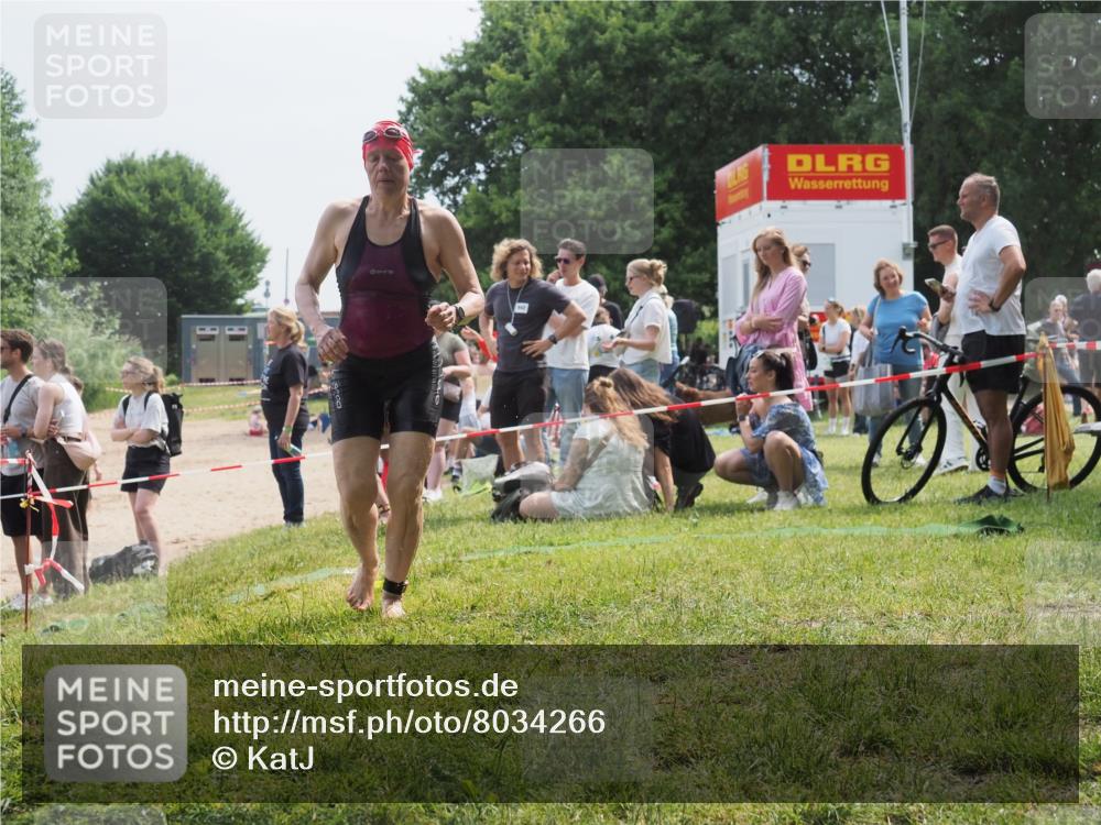 21.06.2025 - 27. Vierlanden-Triathlon KatJ http://msf.ph/oto/8034266 15.06.2025 11:17:42 Schwimmen 849, 973 meine-sportfotos.de