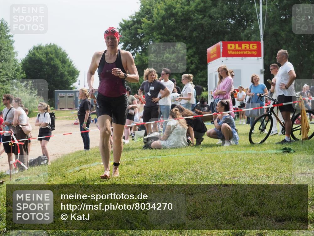 21.06.2025 - 27. Vierlanden-Triathlon KatJ http://msf.ph/oto/8034270 15.06.2025 11:17:42 Schwimmen 849, 973 meine-sportfotos.de
