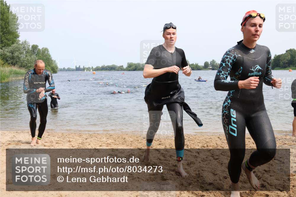 21.06.2025 - 27. Vierlanden-Triathlon Lena Gebhardt http://msf.ph/oto/8034273 15.06.2025 11:19:25 Schwimmen 875, 878, 895, 901, 923 meine-sportfotos.de