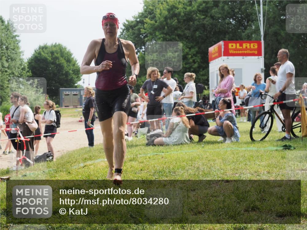 21.06.2025 - 27. Vierlanden-Triathlon KatJ http://msf.ph/oto/8034280 15.06.2025 11:17:43 Schwimmen 849, 973 meine-sportfotos.de