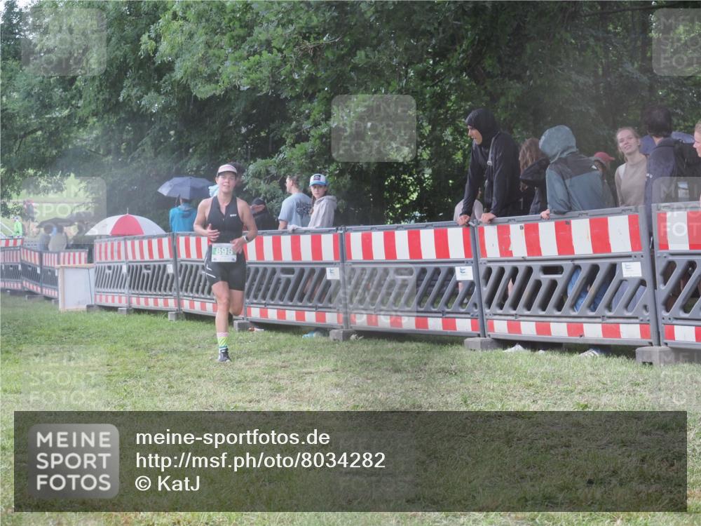 21.06.2025 - 27. Vierlanden-Triathlon KatJ http://msf.ph/oto/8034282 15.06.2025 13:48:00 Ziel 898 meine-sportfotos.de