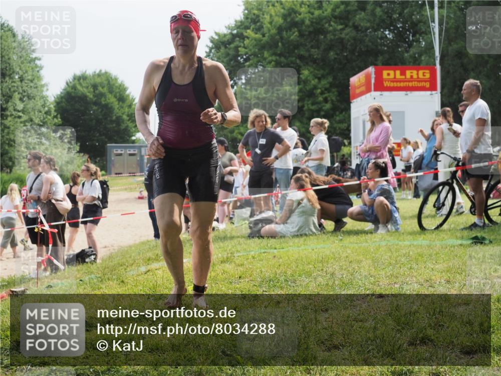 21.06.2025 - 27. Vierlanden-Triathlon KatJ http://msf.ph/oto/8034288 15.06.2025 11:17:43 Schwimmen 849, 973 meine-sportfotos.de