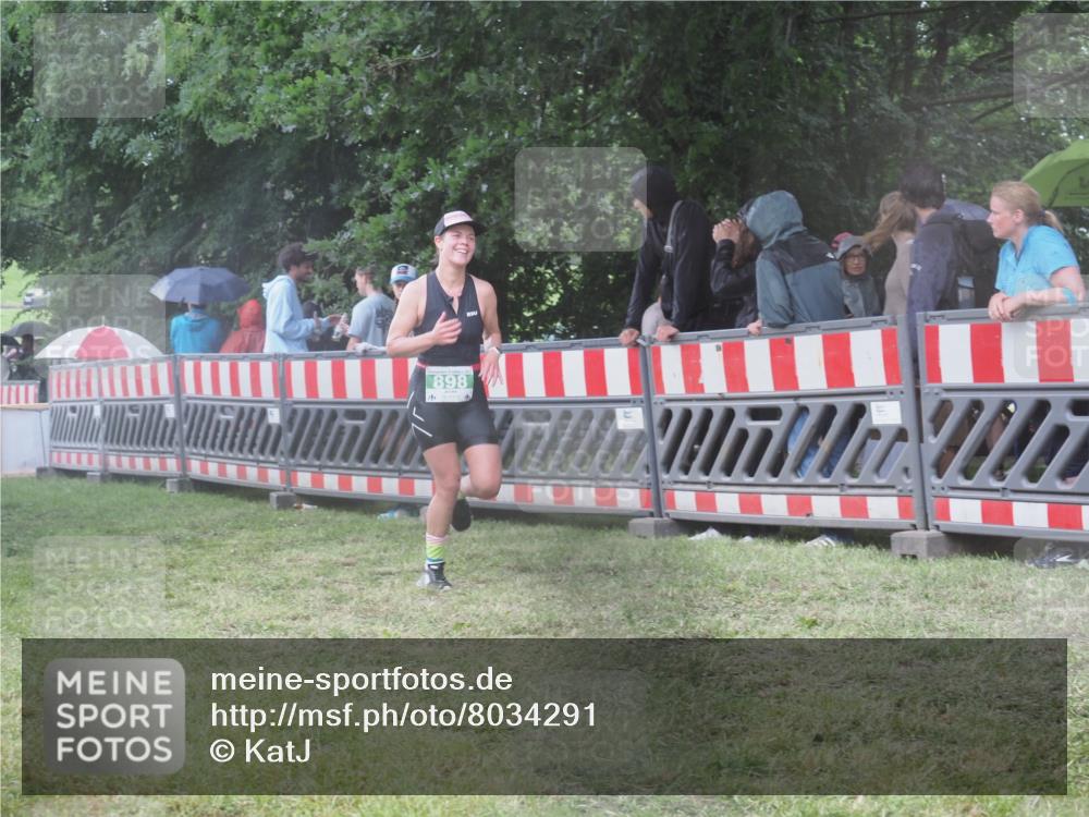 21.06.2025 - 27. Vierlanden-Triathlon KatJ http://msf.ph/oto/8034291 15.06.2025 13:48:00 Ziel 898 meine-sportfotos.de