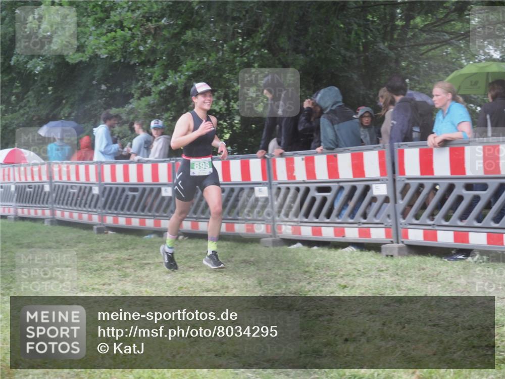 21.06.2025 - 27. Vierlanden-Triathlon KatJ http://msf.ph/oto/8034295 15.06.2025 13:48:00 Ziel 898 meine-sportfotos.de