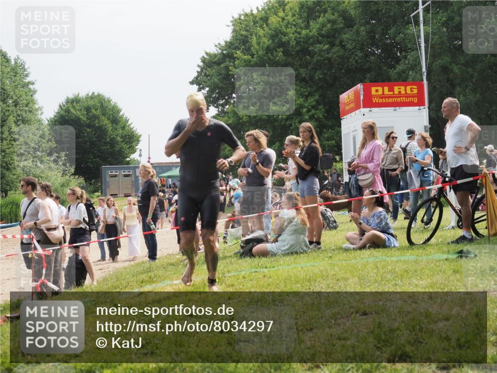 21.06.2025 - 27. Vierlanden-Triathlon KatJ http://msf.ph/oto/8034297 15.06.2025 11:18:12 Schwimmen 834 meine-sportfotos.de