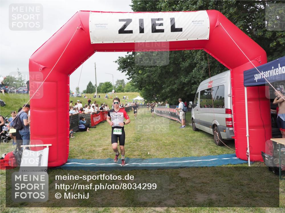 21.06.2025 - 27. Vierlanden-Triathlon MichiJ http://msf.ph/oto/8034299 15.06.2026 12:57:49 Ziel 75, 713 meine-sportfotos.de