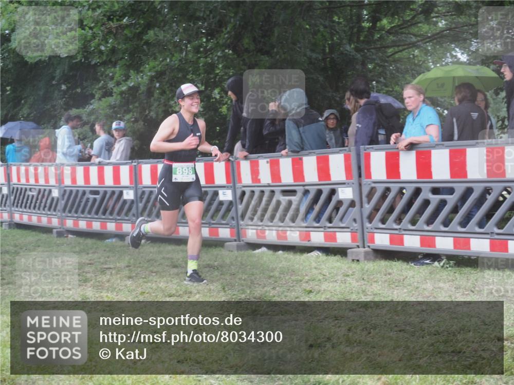 21.06.2025 - 27. Vierlanden-Triathlon KatJ http://msf.ph/oto/8034300 15.06.2025 13:48:01 Ziel 898 meine-sportfotos.de