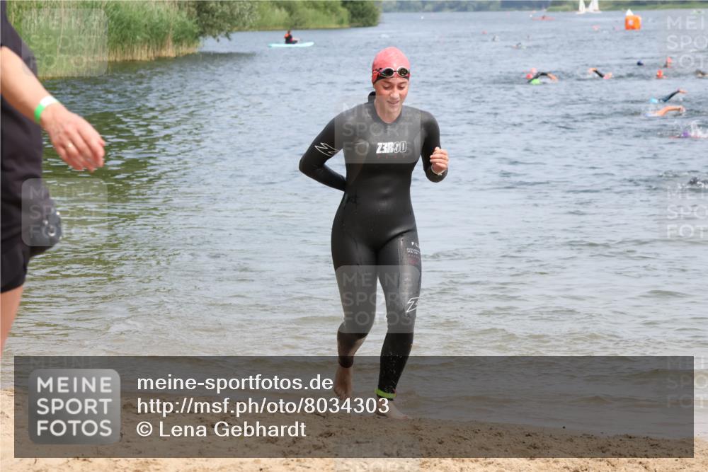 21.06.2025 - 27. Vierlanden-Triathlon Lena Gebhardt http://msf.ph/oto/8034303 15.06.2025 11:19:31 Schwimmen 875, 878, 895, 923 meine-sportfotos.de