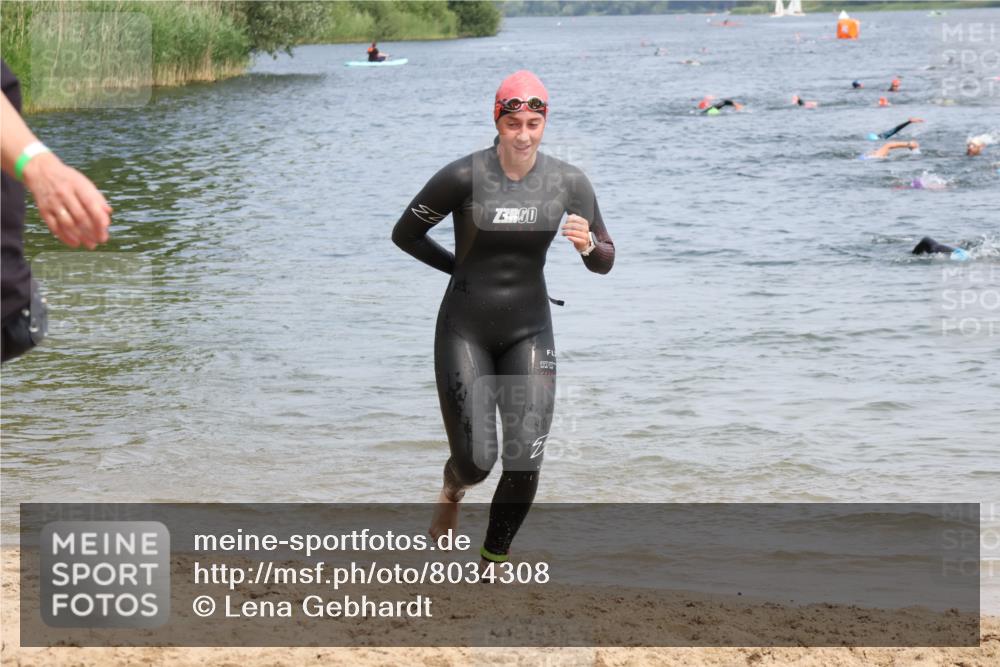 21.06.2025 - 27. Vierlanden-Triathlon Lena Gebhardt http://msf.ph/oto/8034308 15.06.2025 11:19:31 Schwimmen 875, 878, 895, 923 meine-sportfotos.de
