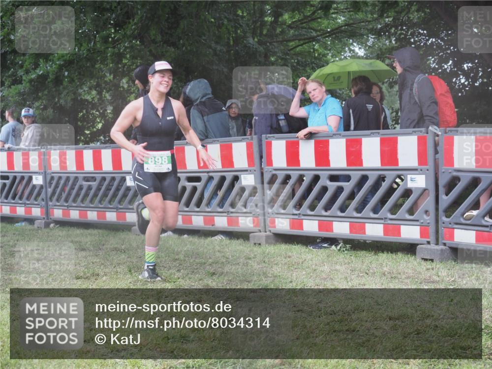 21.06.2025 - 27. Vierlanden-Triathlon KatJ http://msf.ph/oto/8034314 15.06.2025 13:48:01 Ziel 898 meine-sportfotos.de