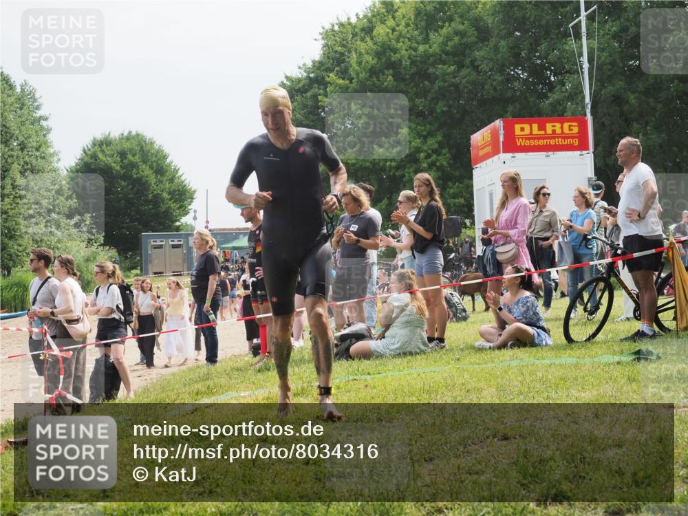 21.06.2025 - 27. Vierlanden-Triathlon KatJ http://msf.ph/oto/8034316 15.06.2025 11:18:13 Schwimmen 834 meine-sportfotos.de