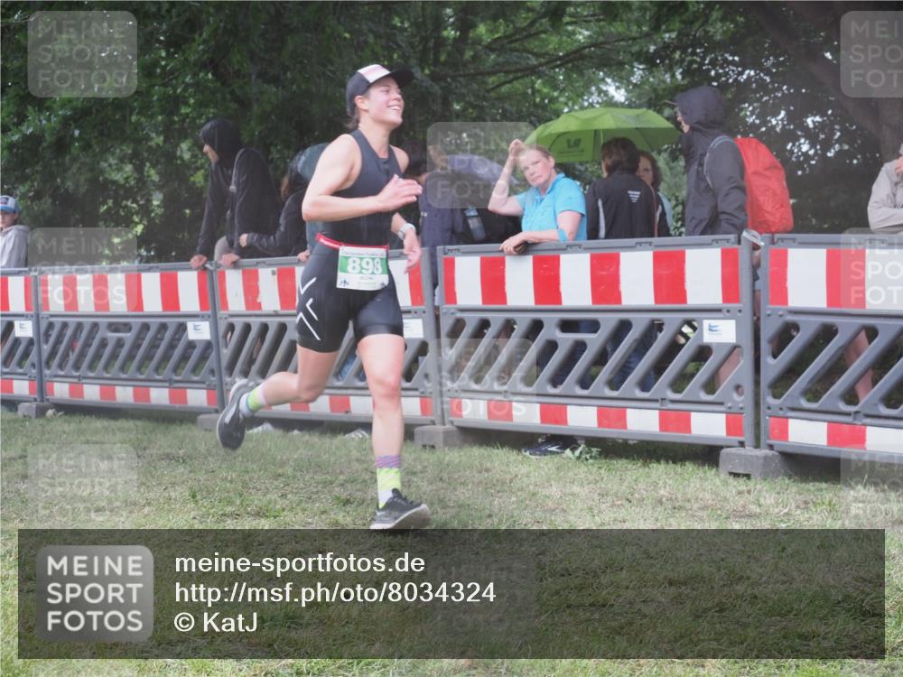 21.06.2025 - 27. Vierlanden-Triathlon KatJ http://msf.ph/oto/8034324 15.06.2025 13:48:01 Ziel 898 meine-sportfotos.de