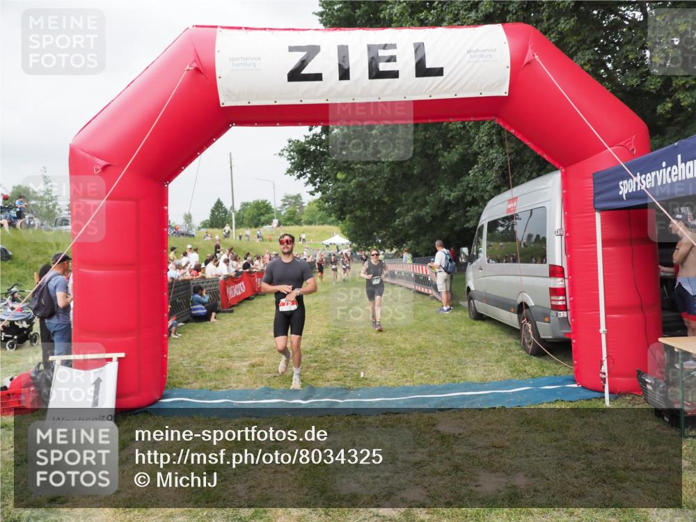21.06.2025 - 27. Vierlanden-Triathlon MichiJ http://msf.ph/oto/8034325 15.06.2026 12:57:53 Ziel 75, 713, 976 meine-sportfotos.de