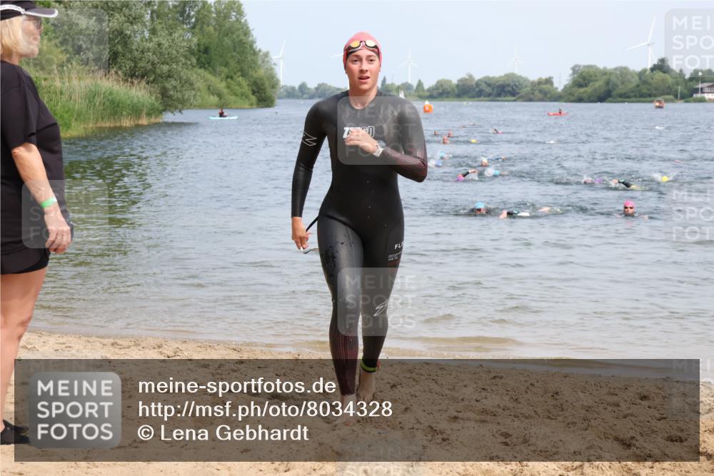 21.06.2025 - 27. Vierlanden-Triathlon Lena Gebhardt http://msf.ph/oto/8034328 15.06.2025 11:19:32 Schwimmen 875, 878, 895, 923 meine-sportfotos.de