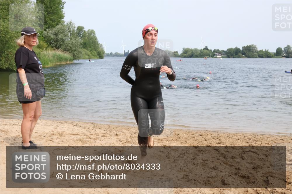 21.06.2025 - 27. Vierlanden-Triathlon Lena Gebhardt http://msf.ph/oto/8034333 15.06.2025 11:19:33 Schwimmen 875, 878, 895, 923 meine-sportfotos.de