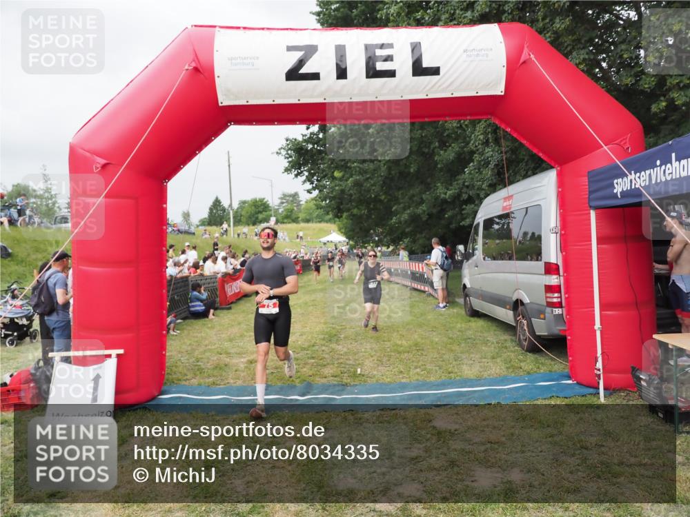 21.06.2025 - 27. Vierlanden-Triathlon MichiJ http://msf.ph/oto/8034335 15.06.2026 12:57:54 Ziel 75, 713, 976 meine-sportfotos.de
