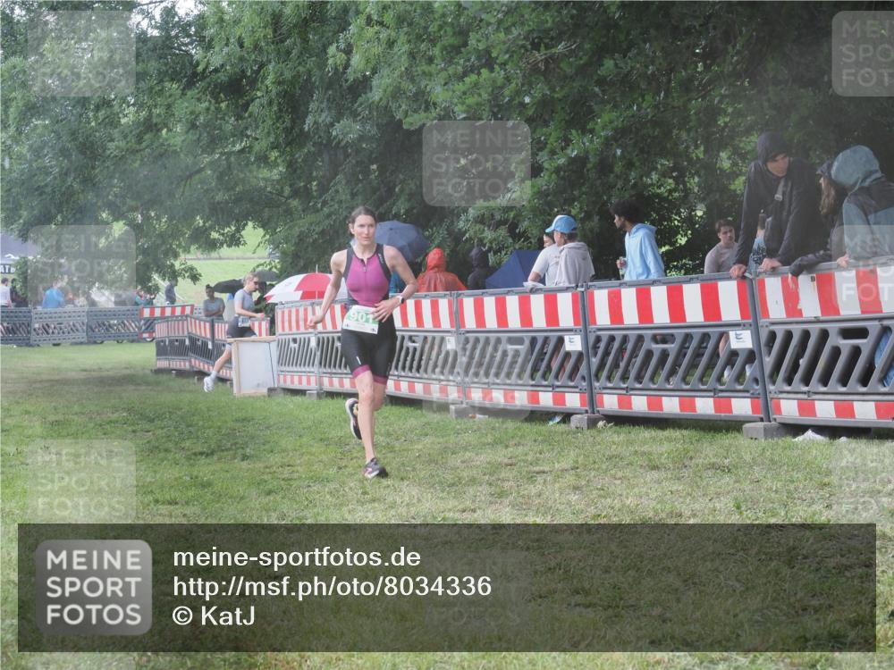 21.06.2025 - 27. Vierlanden-Triathlon KatJ http://msf.ph/oto/8034336 15.06.2025 13:48:23 Ziel 901 meine-sportfotos.de