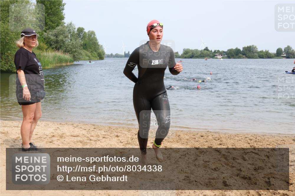 21.06.2025 - 27. Vierlanden-Triathlon Lena Gebhardt http://msf.ph/oto/8034338 15.06.2025 11:19:33 Schwimmen 875, 878, 895, 923 meine-sportfotos.de