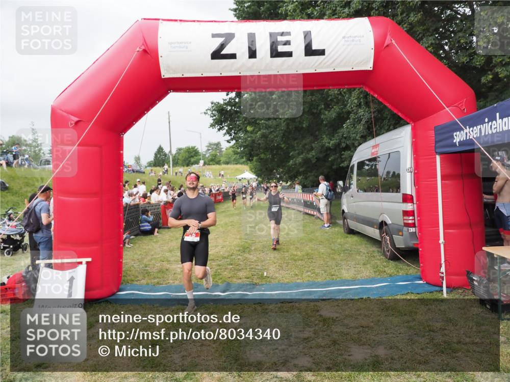 21.06.2025 - 27. Vierlanden-Triathlon MichiJ http://msf.ph/oto/8034340 15.06.2026 12:57:54 Ziel 75, 713, 976 meine-sportfotos.de