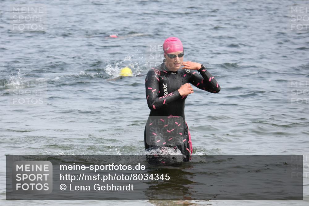 21.06.2025 - 27. Vierlanden-Triathlon Lena Gebhardt http://msf.ph/oto/8034345 15.06.2025 11:19:43 Schwimmen 895, 899, 915 meine-sportfotos.de