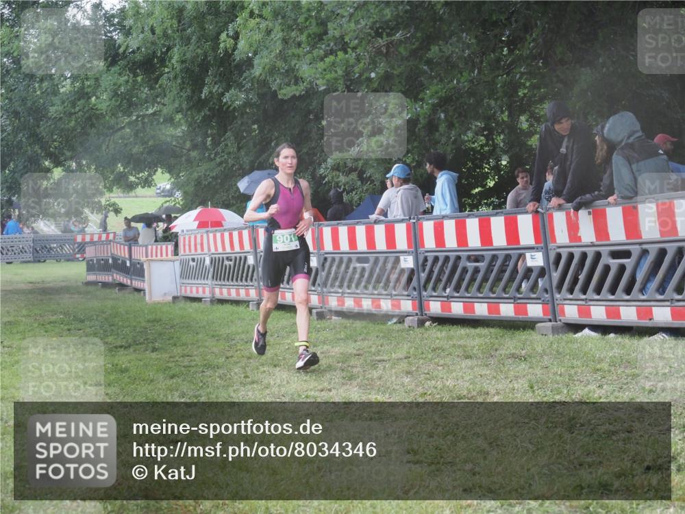 21.06.2025 - 27. Vierlanden-Triathlon KatJ http://msf.ph/oto/8034346 15.06.2025 13:48:24 Ziel 901 meine-sportfotos.de
