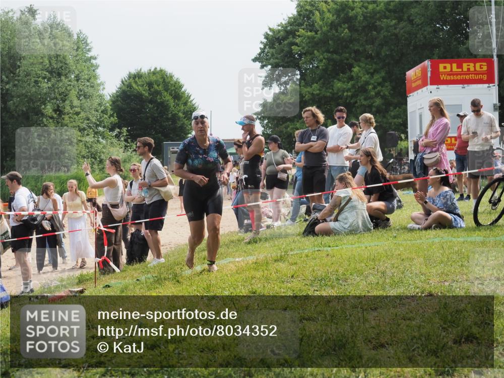 21.06.2025 - 27. Vierlanden-Triathlon KatJ http://msf.ph/oto/8034352 15.06.2025 11:18:22 Schwimmen 908, 933 meine-sportfotos.de