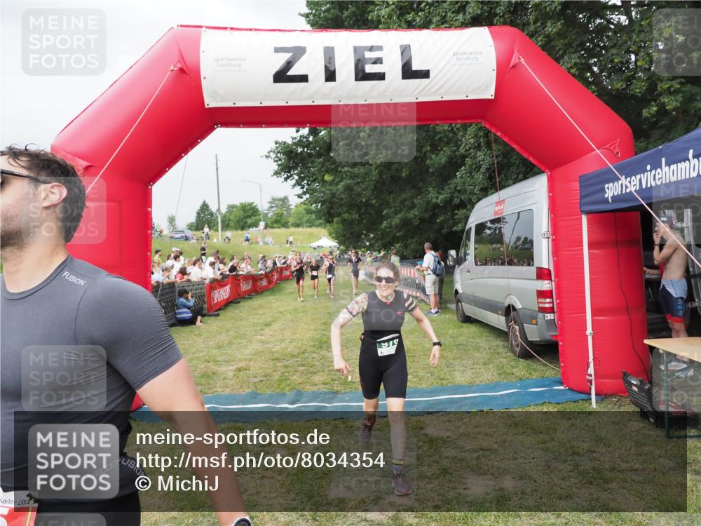 21.06.2025 - 27. Vierlanden-Triathlon MichiJ http://msf.ph/oto/8034354 15.06.2026 12:57:56 Ziel 75, 713, 976, 1019, 1020, 1022, 1023 meine-sportfotos.de