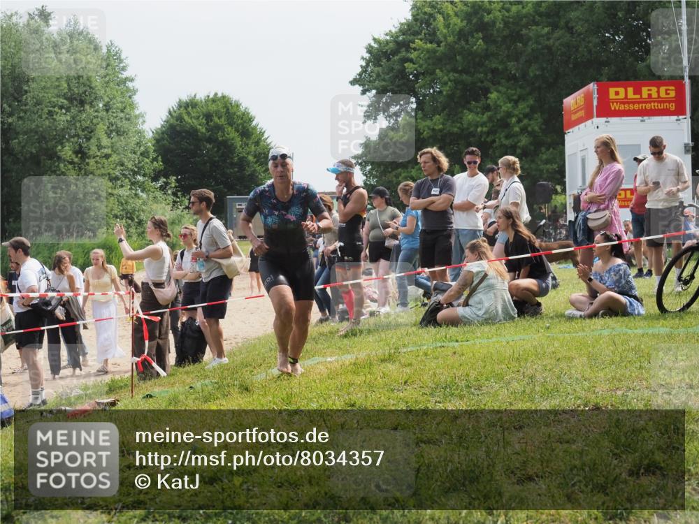 21.06.2025 - 27. Vierlanden-Triathlon KatJ http://msf.ph/oto/8034357 15.06.2025 11:18:22 Schwimmen 908, 933 meine-sportfotos.de