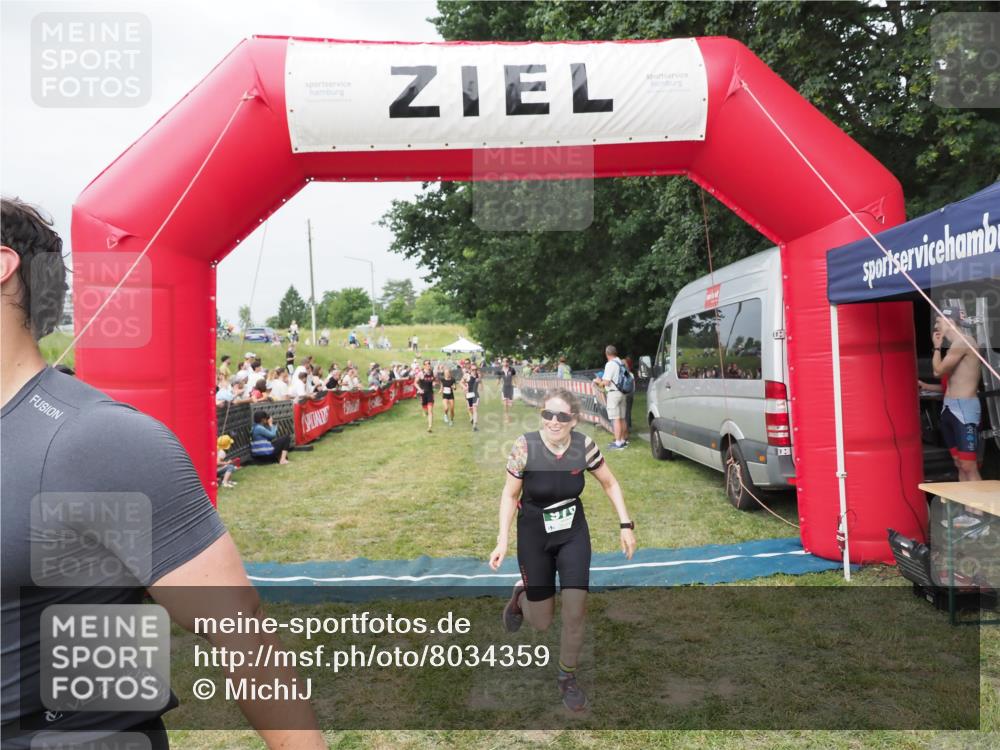 21.06.2025 - 27. Vierlanden-Triathlon MichiJ http://msf.ph/oto/8034359 15.06.2026 12:57:56 Ziel 75, 713, 976, 1019, 1020, 1022, 1023 meine-sportfotos.de