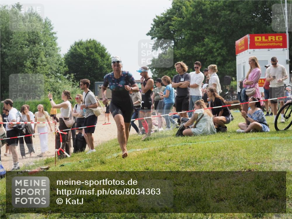 21.06.2025 - 27. Vierlanden-Triathlon KatJ http://msf.ph/oto/8034363 15.06.2025 11:18:22 Schwimmen 908, 933 meine-sportfotos.de