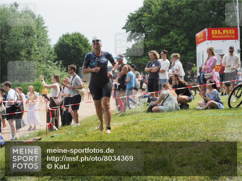 21.06.2025 - 27. Vierlanden-Triathlon KatJ http://msf.ph/oto/8034369 15.06.2025 11:18:22 Schwimmen 908, 933 meine-sportfotos.de