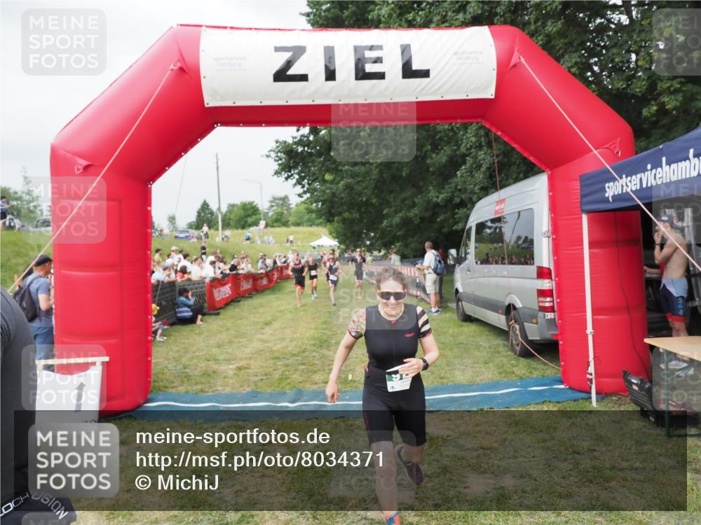 21.06.2025 - 27. Vierlanden-Triathlon MichiJ http://msf.ph/oto/8034371 15.06.2026 12:57:56 Ziel 75, 713, 976, 1019, 1020, 1022, 1023 meine-sportfotos.de