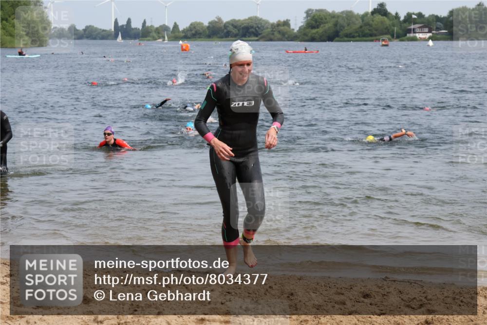 21.06.2025 - 27. Vierlanden-Triathlon Lena Gebhardt http://msf.ph/oto/8034377 15.06.2025 11:19:47 Schwimmen 899, 915 meine-sportfotos.de