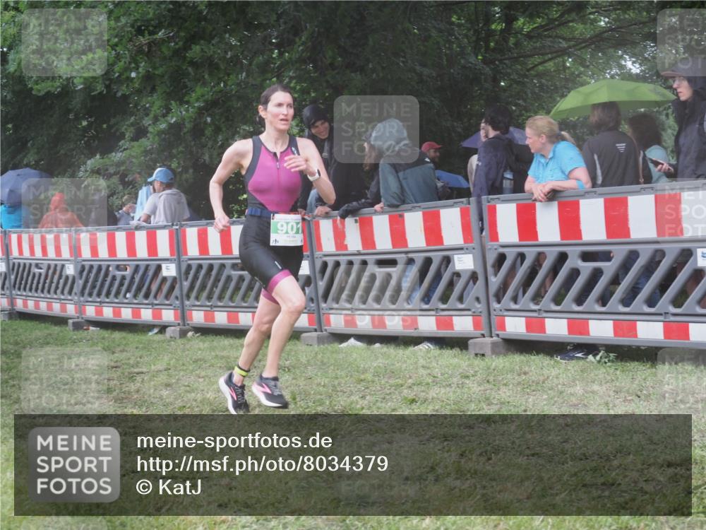 21.06.2025 - 27. Vierlanden-Triathlon KatJ http://msf.ph/oto/8034379 15.06.2025 13:48:25 Ziel 901 meine-sportfotos.de