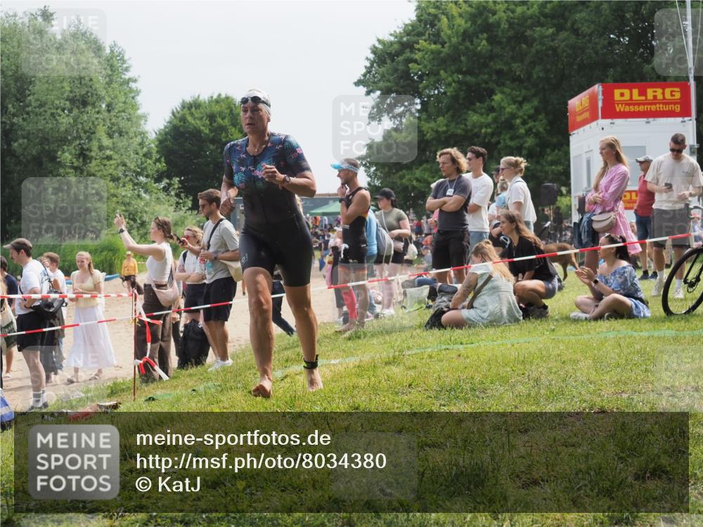 21.06.2025 - 27. Vierlanden-Triathlon KatJ http://msf.ph/oto/8034380 15.06.2025 11:18:23 Schwimmen 908, 933 meine-sportfotos.de