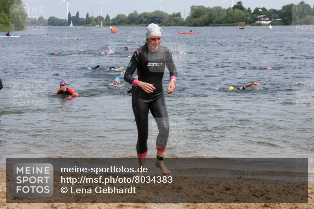 21.06.2025 - 27. Vierlanden-Triathlon Lena Gebhardt http://msf.ph/oto/8034383 15.06.2025 11:19:47 Schwimmen 899, 915 meine-sportfotos.de