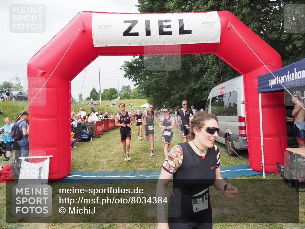 21.06.2025 - 27. Vierlanden-Triathlon MichiJ http://msf.ph/oto/8034384 15.06.2026 12:57:58 Ziel 75, 976, 1019, 1020, 1022, 1023 meine-sportfotos.de