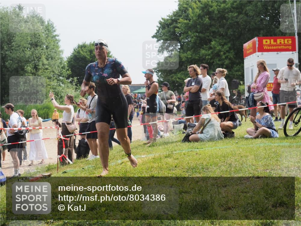21.06.2025 - 27. Vierlanden-Triathlon KatJ http://msf.ph/oto/8034386 15.06.2025 11:18:23 Schwimmen 908, 933 meine-sportfotos.de