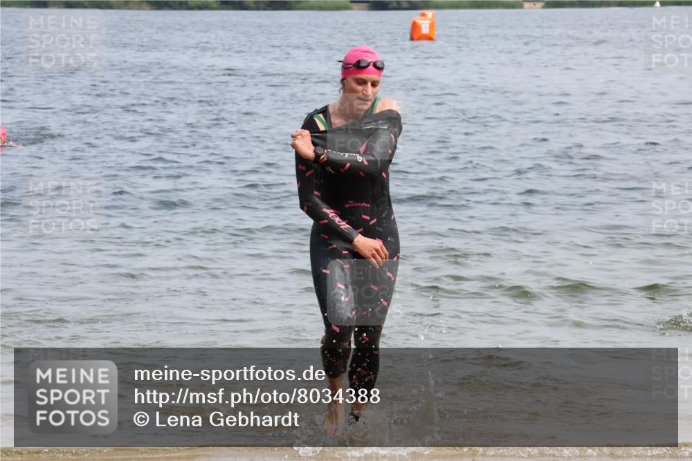 21.06.2025 - 27. Vierlanden-Triathlon Lena Gebhardt http://msf.ph/oto/8034388 15.06.2025 11:19:48 Schwimmen 899, 915 meine-sportfotos.de