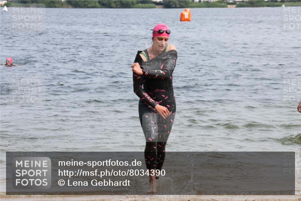 21.06.2025 - 27. Vierlanden-Triathlon Lena Gebhardt http://msf.ph/oto/8034390 15.06.2025 11:19:48 Schwimmen 899, 915 meine-sportfotos.de