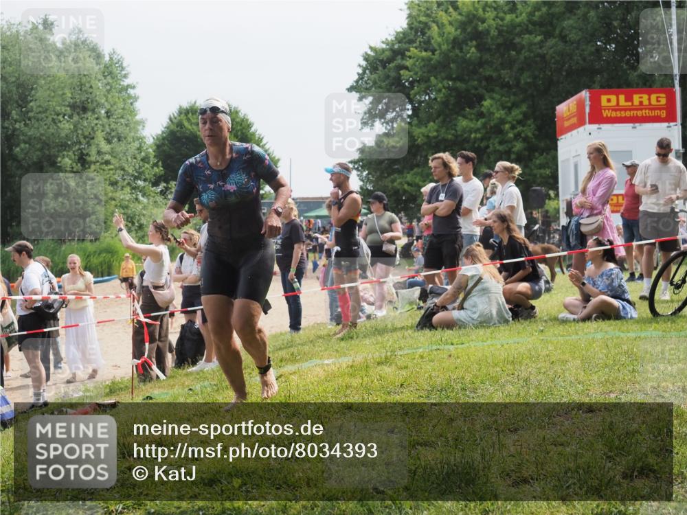 21.06.2025 - 27. Vierlanden-Triathlon KatJ http://msf.ph/oto/8034393 15.06.2025 11:18:23 Schwimmen 908, 933 meine-sportfotos.de