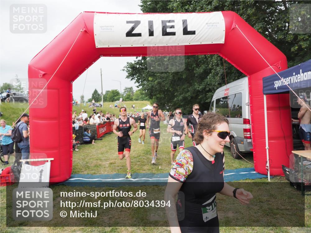 21.06.2025 - 27. Vierlanden-Triathlon MichiJ http://msf.ph/oto/8034394 15.06.2026 12:57:59 Ziel 75, 976, 1019, 1020, 1022, 1023 meine-sportfotos.de
