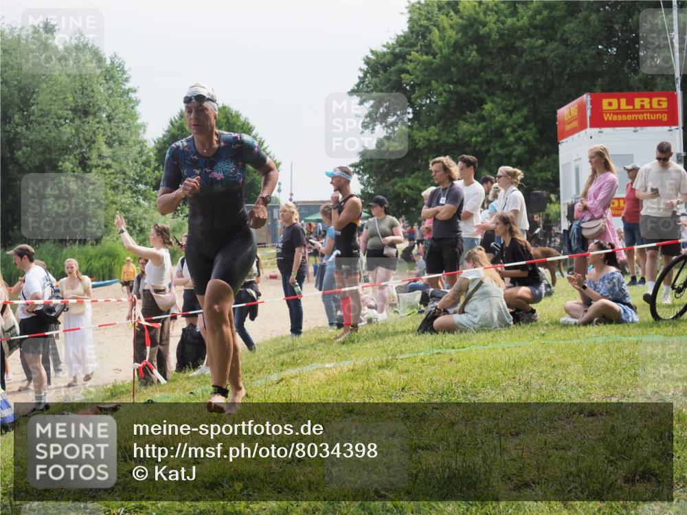 21.06.2025 - 27. Vierlanden-Triathlon KatJ http://msf.ph/oto/8034398 15.06.2025 11:18:23 Schwimmen 908, 933 meine-sportfotos.de