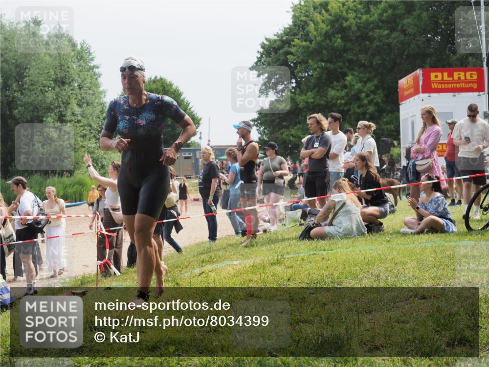 21.06.2025 - 27. Vierlanden-Triathlon KatJ http://msf.ph/oto/8034399 15.06.2025 11:18:23 Schwimmen 908, 933 meine-sportfotos.de
