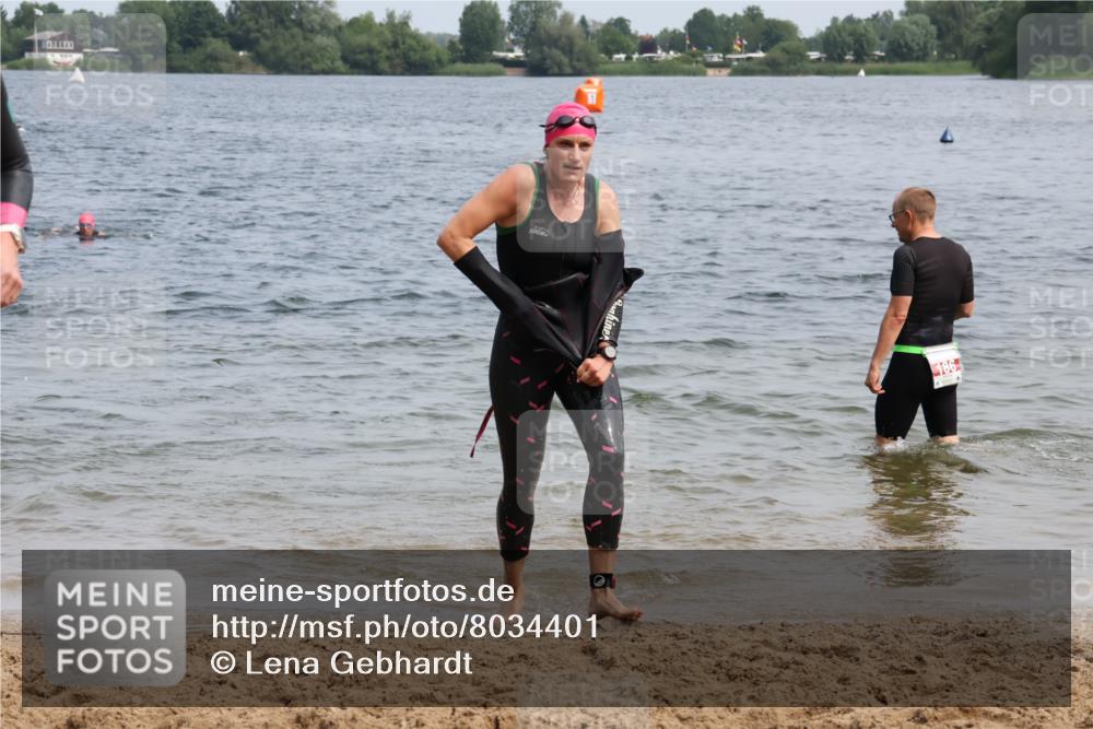 21.06.2025 - 27. Vierlanden-Triathlon Lena Gebhardt http://msf.ph/oto/8034401 15.06.2025 11:19:49 Schwimmen 899, 915, 964 meine-sportfotos.de