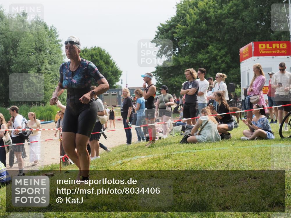 21.06.2025 - 27. Vierlanden-Triathlon KatJ http://msf.ph/oto/8034406 15.06.2025 11:18:23 Schwimmen 908, 933 meine-sportfotos.de
