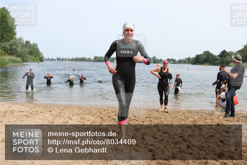 21.06.2025 - 27. Vierlanden-Triathlon Lena Gebhardt http://msf.ph/oto/8034409 15.06.2025 11:19:50 Schwimmen 899, 915, 964 meine-sportfotos.de