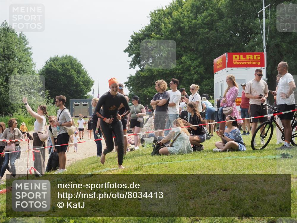 21.06.2025 - 27. Vierlanden-Triathlon KatJ http://msf.ph/oto/8034413 15.06.2025 11:18:25 Schwimmen 908, 933, 970 meine-sportfotos.de